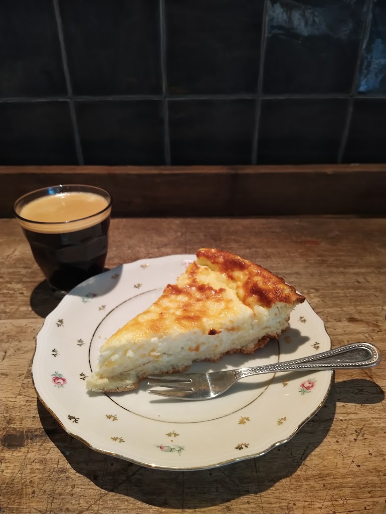 Kop koffie met een stuk taart bij 't Leemcafeetje