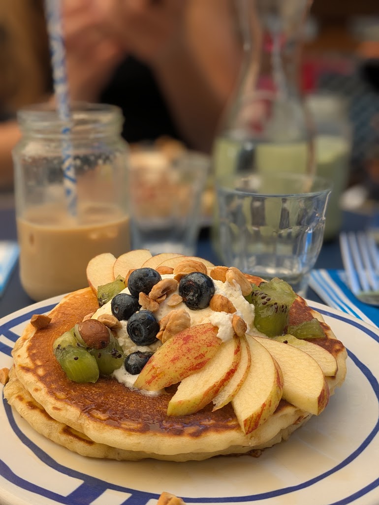 Pancake met yoghurt, fruit en noten bij 't Leemcafeetje
