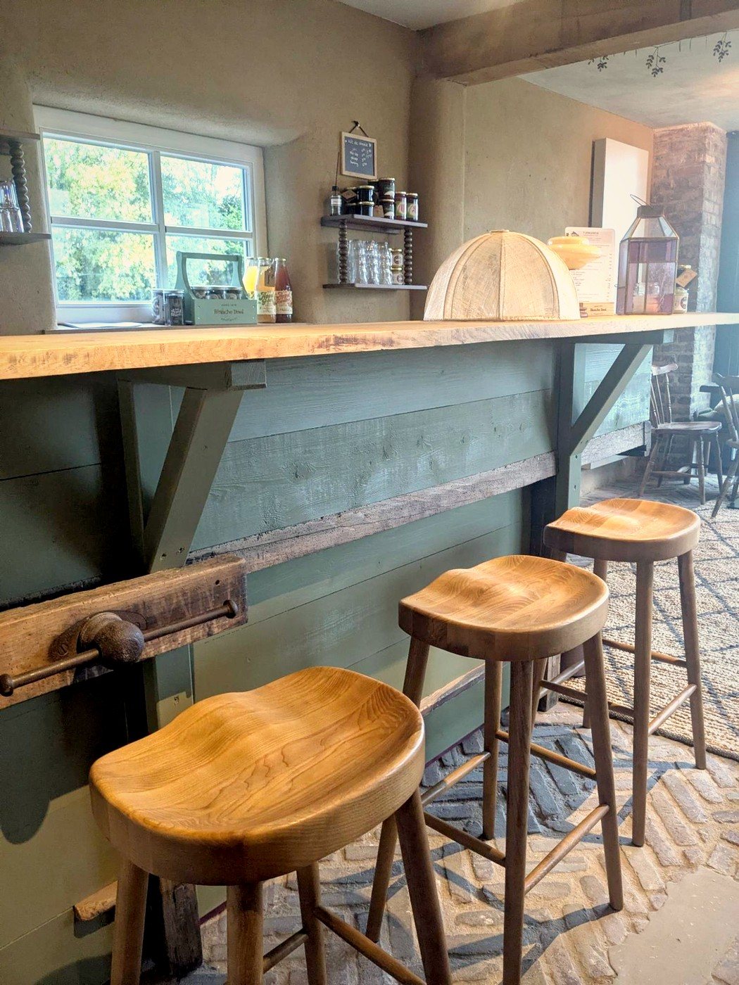 Houten krukken aan de bar van 't Leemcafeetje