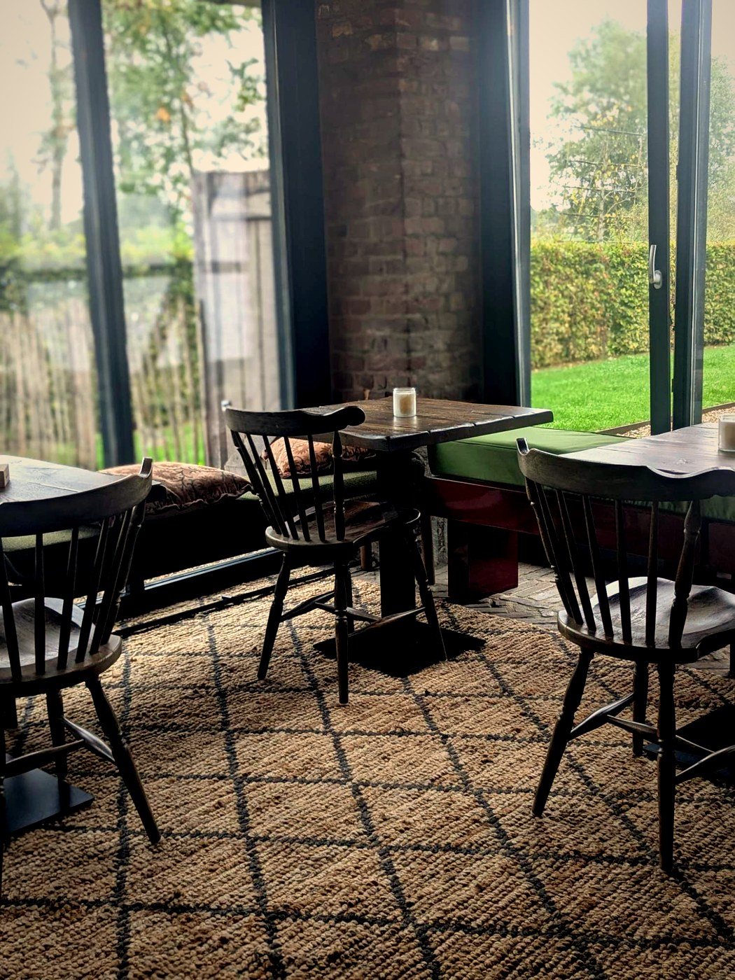 Tafeltje bij het raam in 't Leemcafeetje